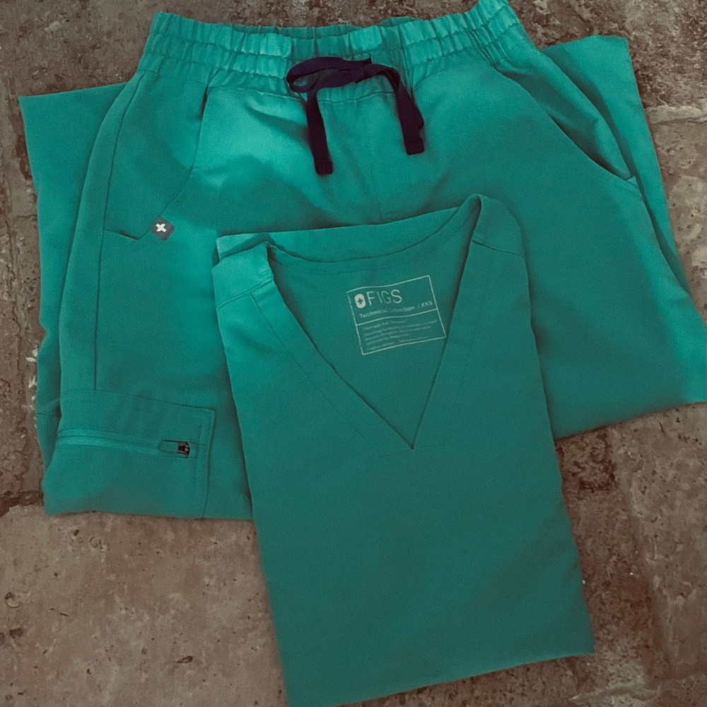 Figs scrub top size XXS and High Waisted Jogger Pant XXS/P surgical green color